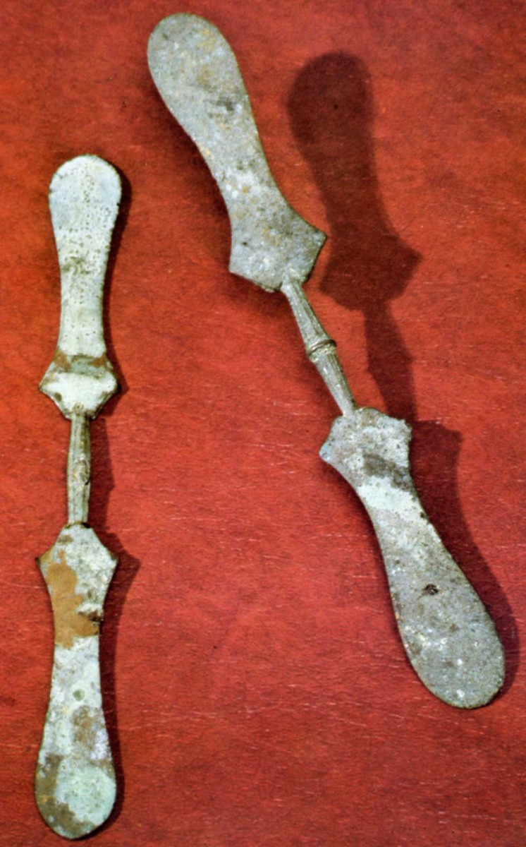-79 Deux speculum oris ou abaisse-langue Pompei .jpg